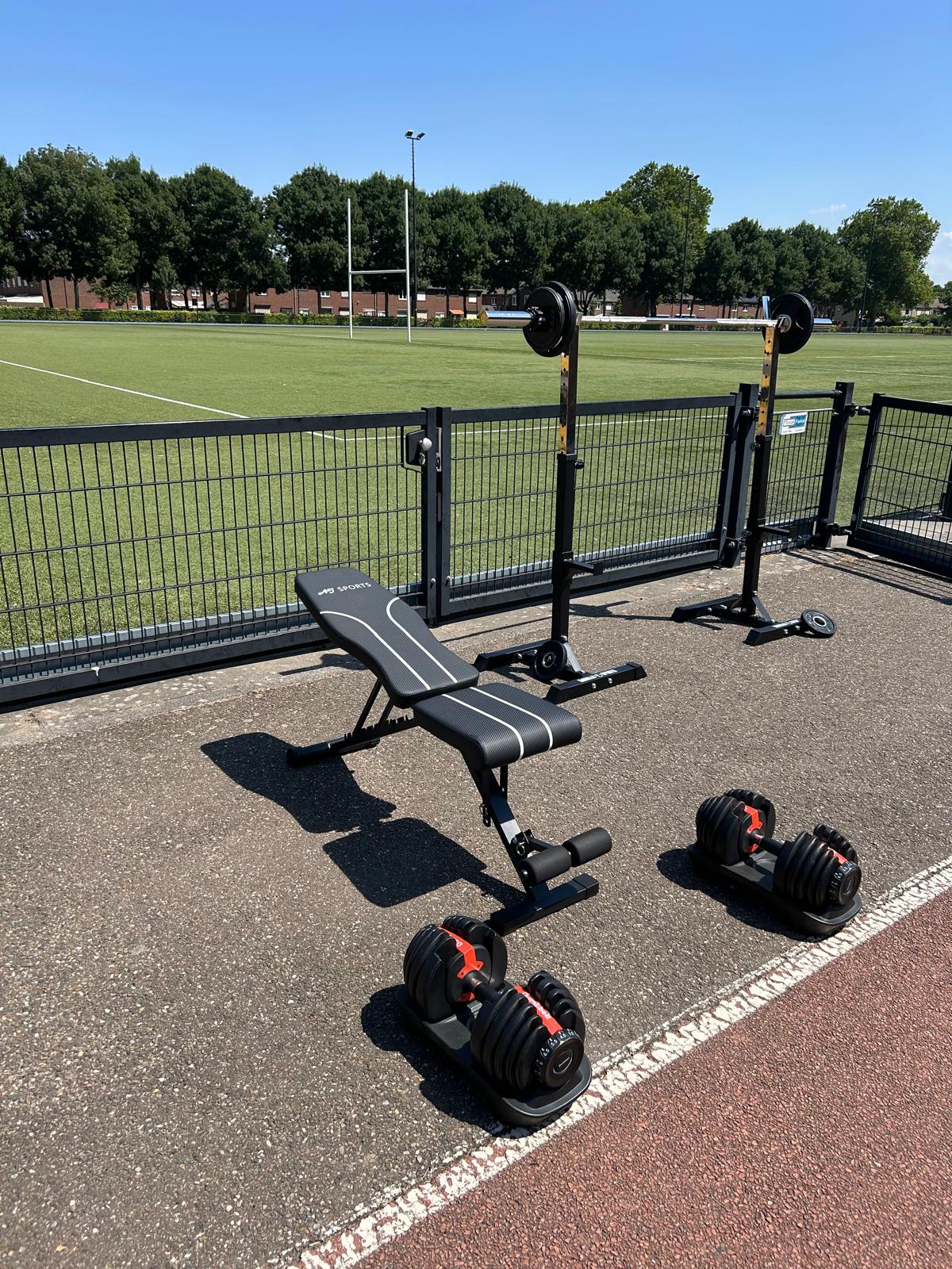 Perform & Relax trainingsmateriaal buiten bij sportveld — personal training aan huis