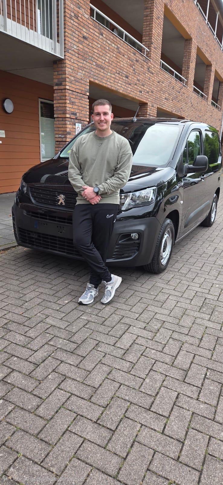 Roy Reijnders van Perform & Relax voor zijn bus — personal training aan huis